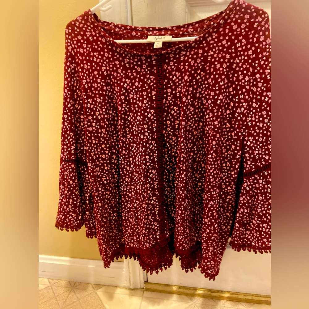 Pretty top with ballon sleeves.